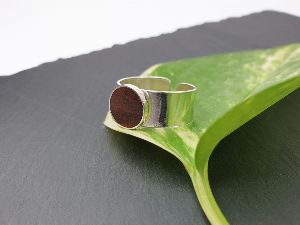 Breiter Ring mit Walnussholz (größenverstellbar)