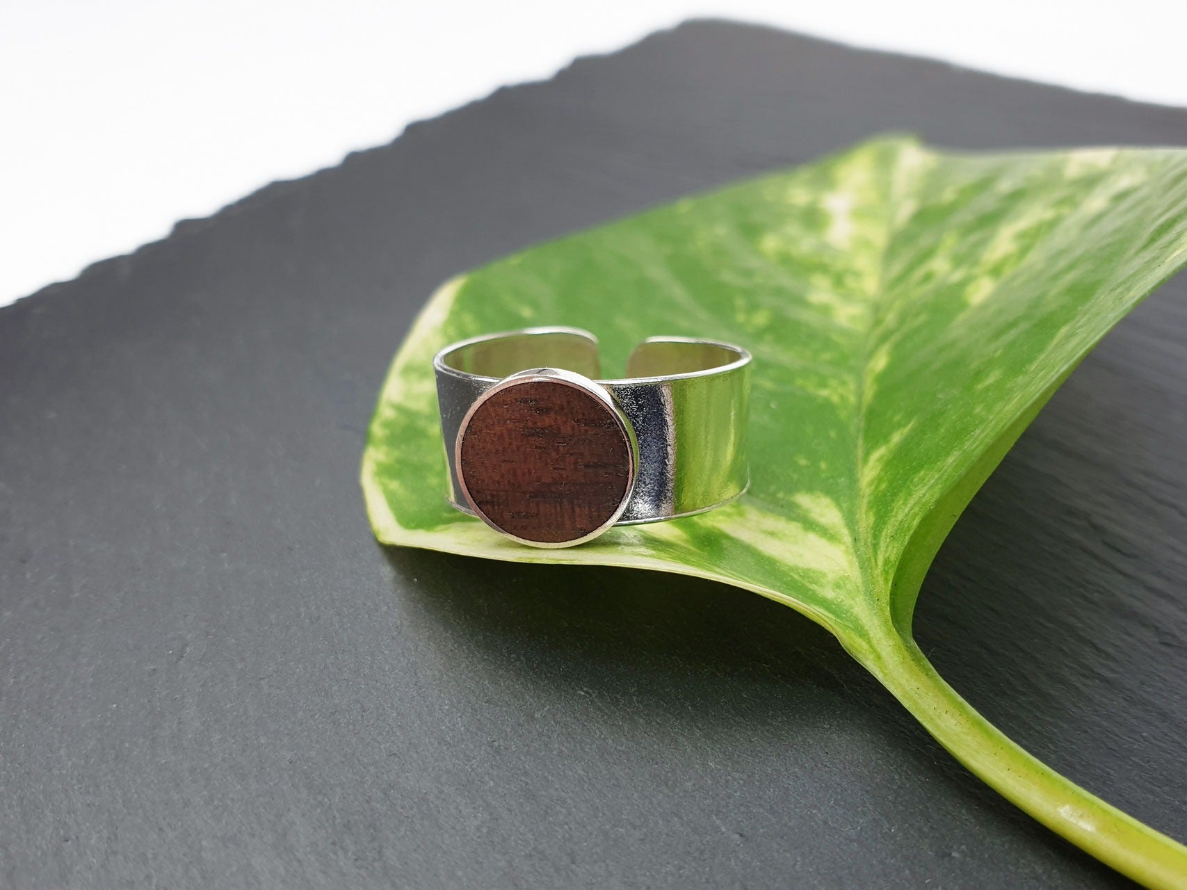 Breiter Ring mit Walnussholz (größenverstellbar)