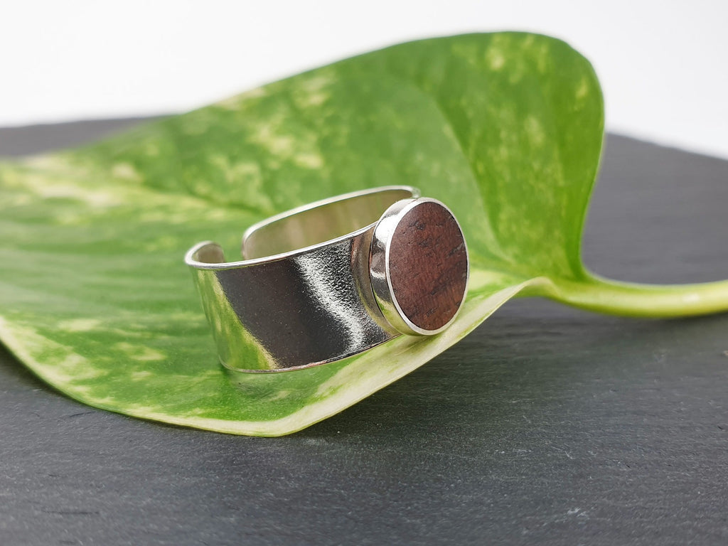 Breiter Ring mit Walnussholz (größenverstellbar)
