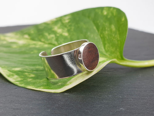 Breiter Ring mit Walnussholz (größenverstellbar)