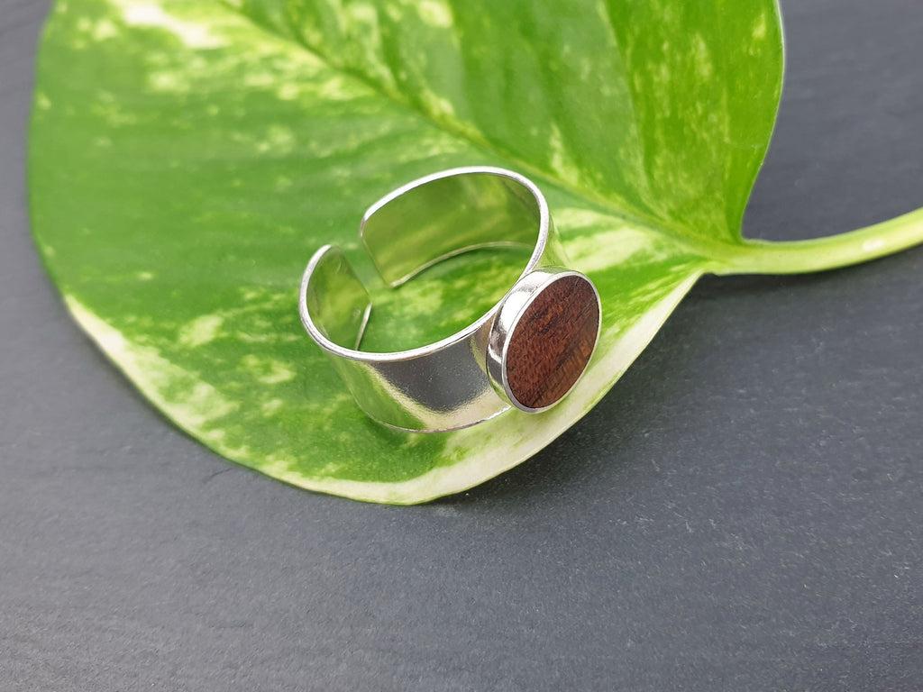Breiter Ring mit Walnussholz (größenverstellbar)