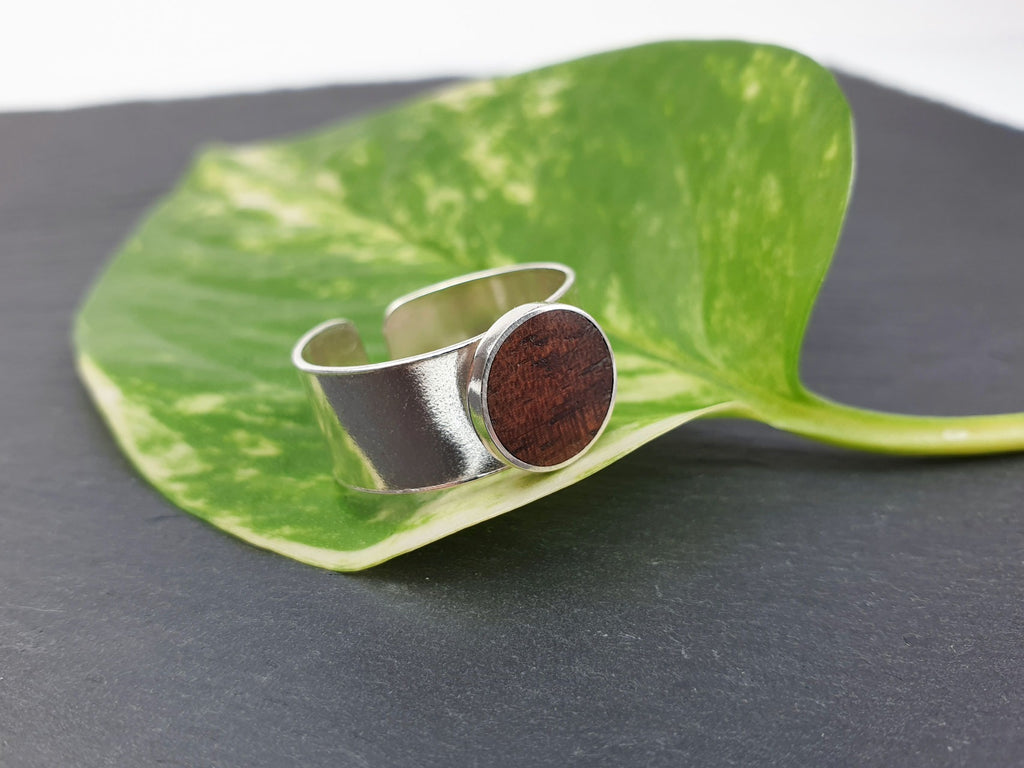 Breiter Ring mit Walnussholz (größenverstellbar)