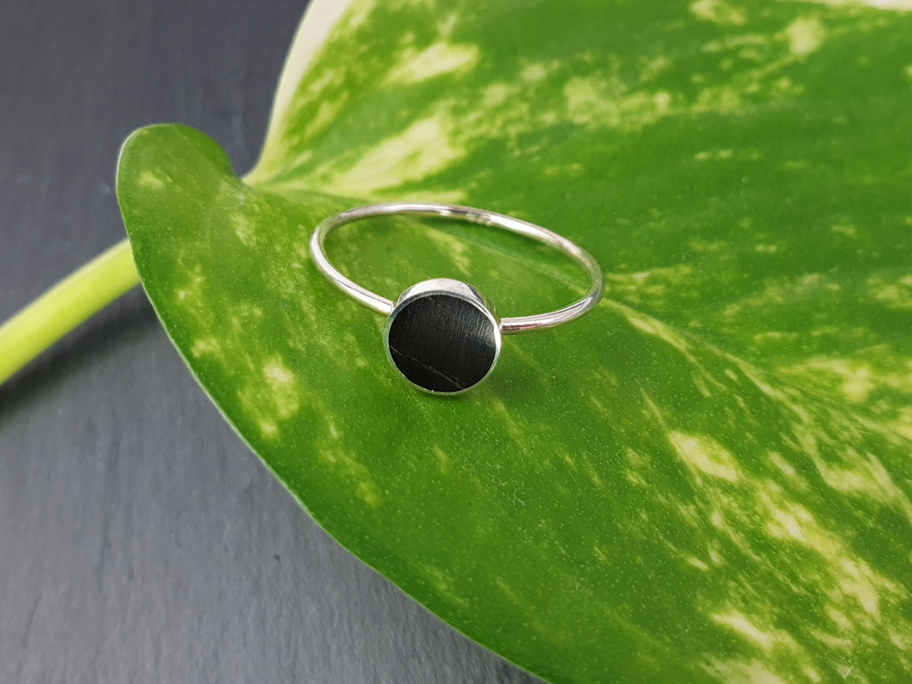 Dezenter Ring mit Ebenholz 6 ½