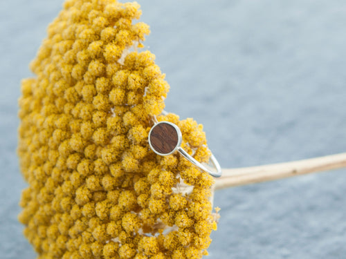 Dezenter Ring mit Perlholz 6 ½