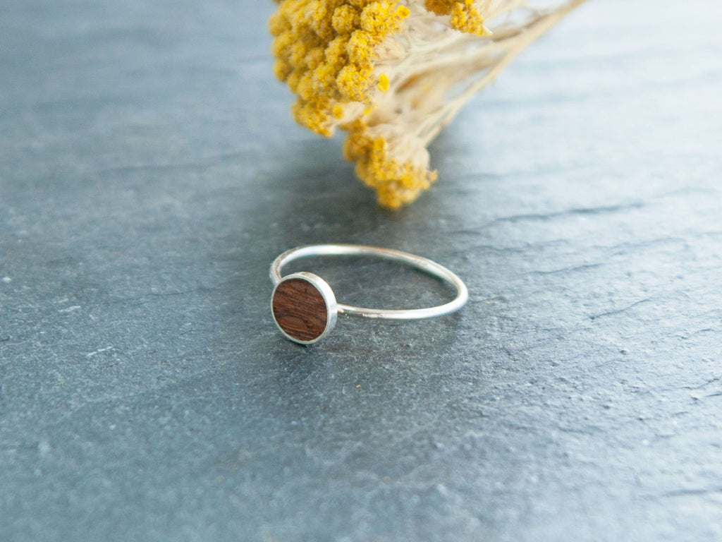 Dezenter Ring mit Perlholz 6 ½