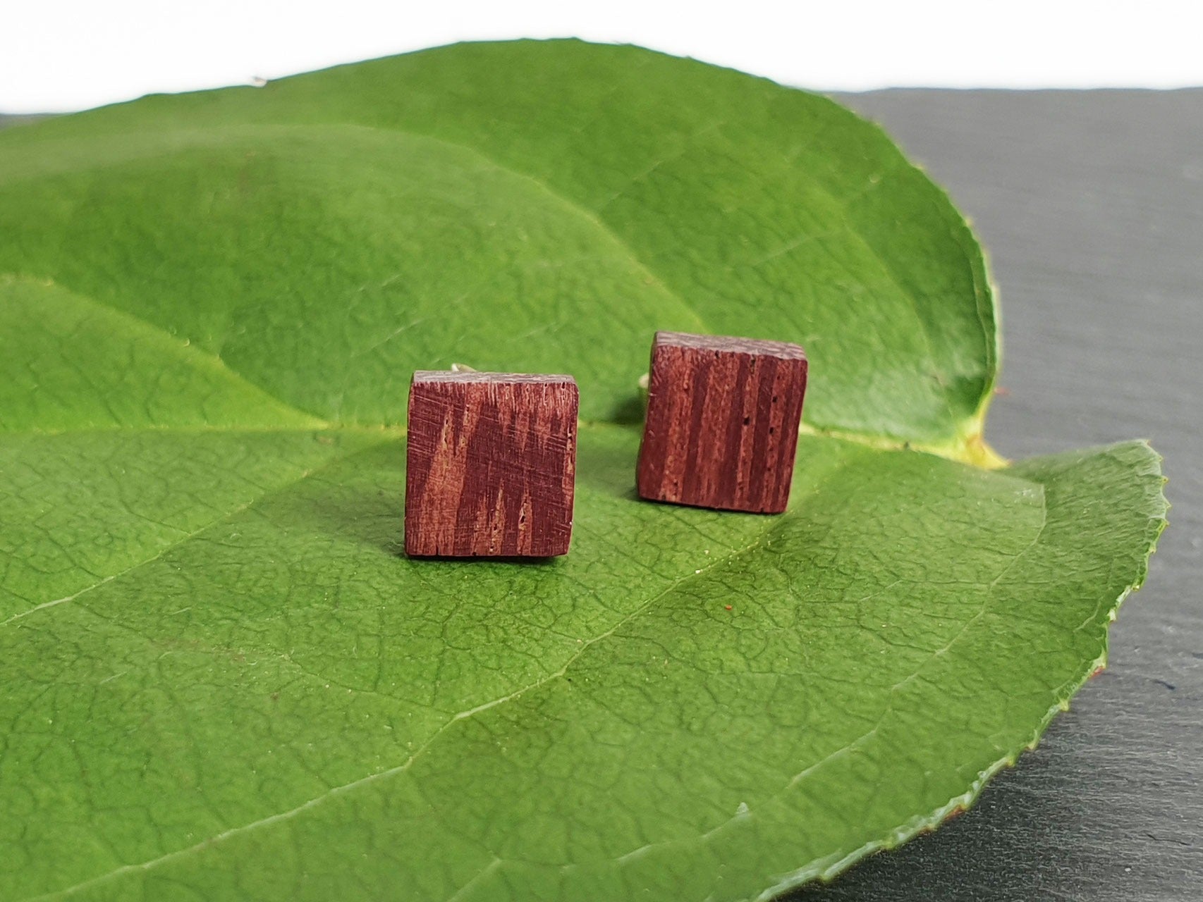 Ohrstecker Amaranth eckig klein