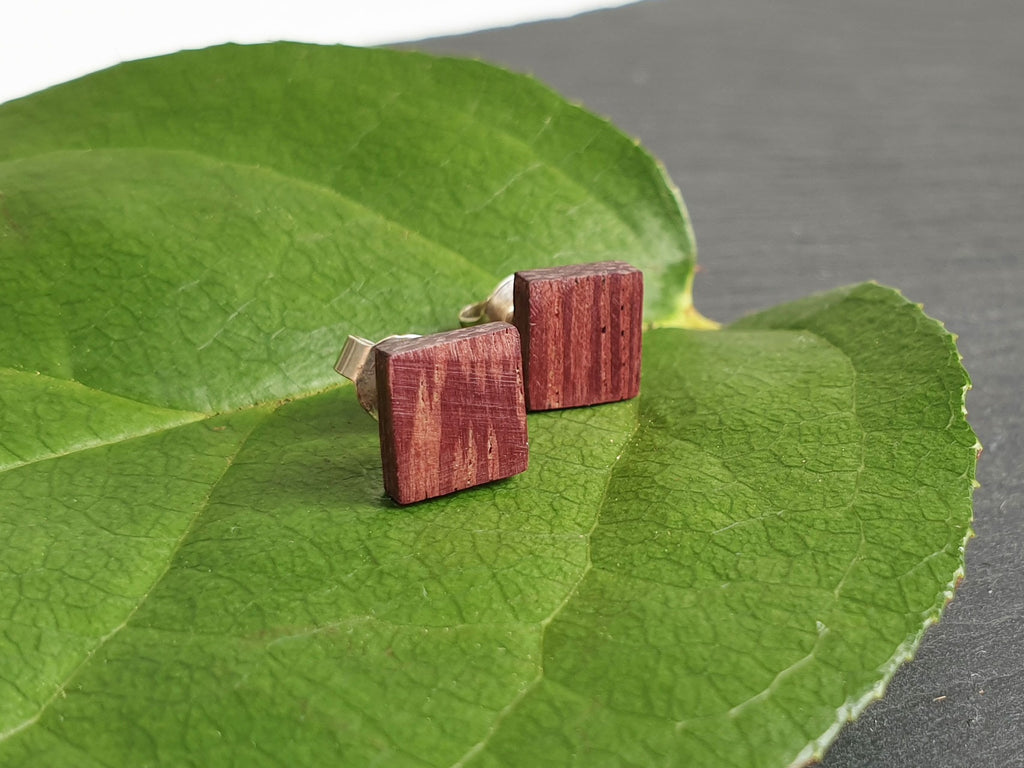 Ohrstecker Amaranth eckig klein