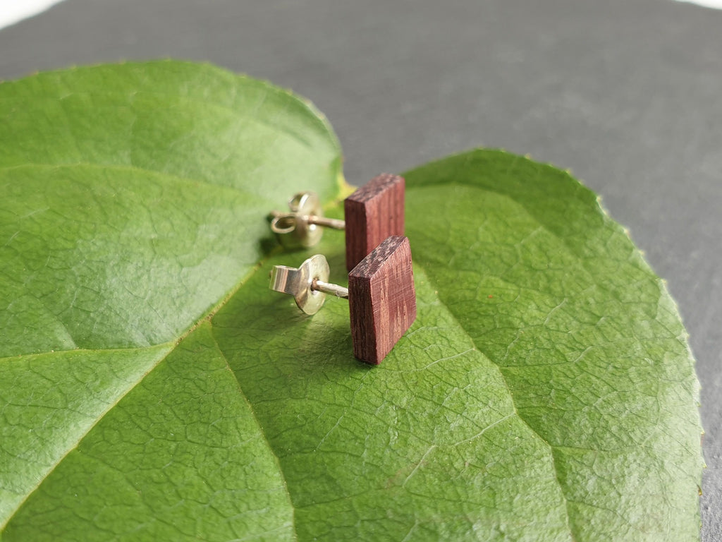 Ohrstecker Amaranth eckig klein