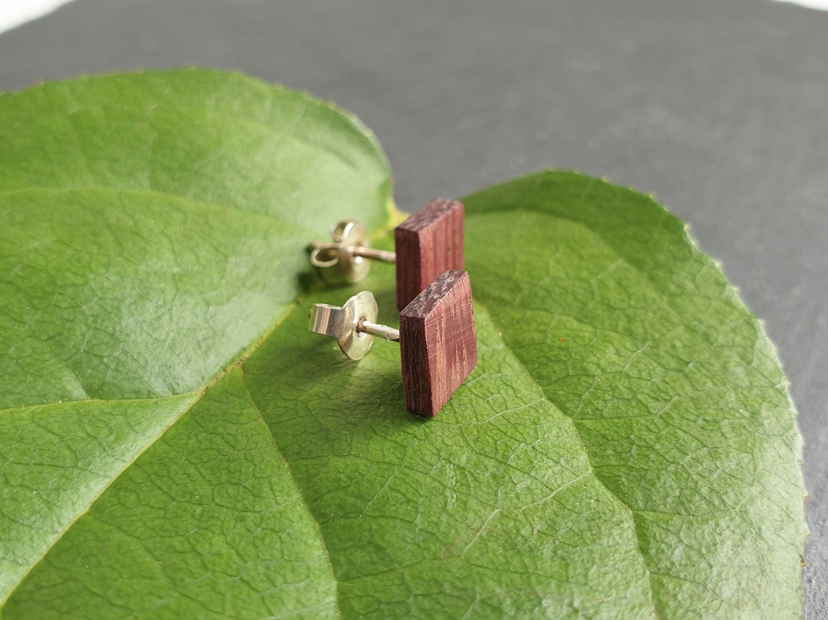 Ohrstecker Amaranth eckig klein
