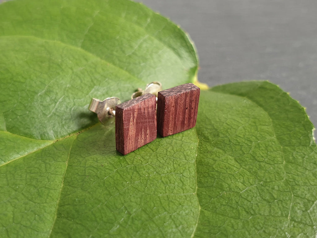 Ohrstecker Amaranth eckig klein