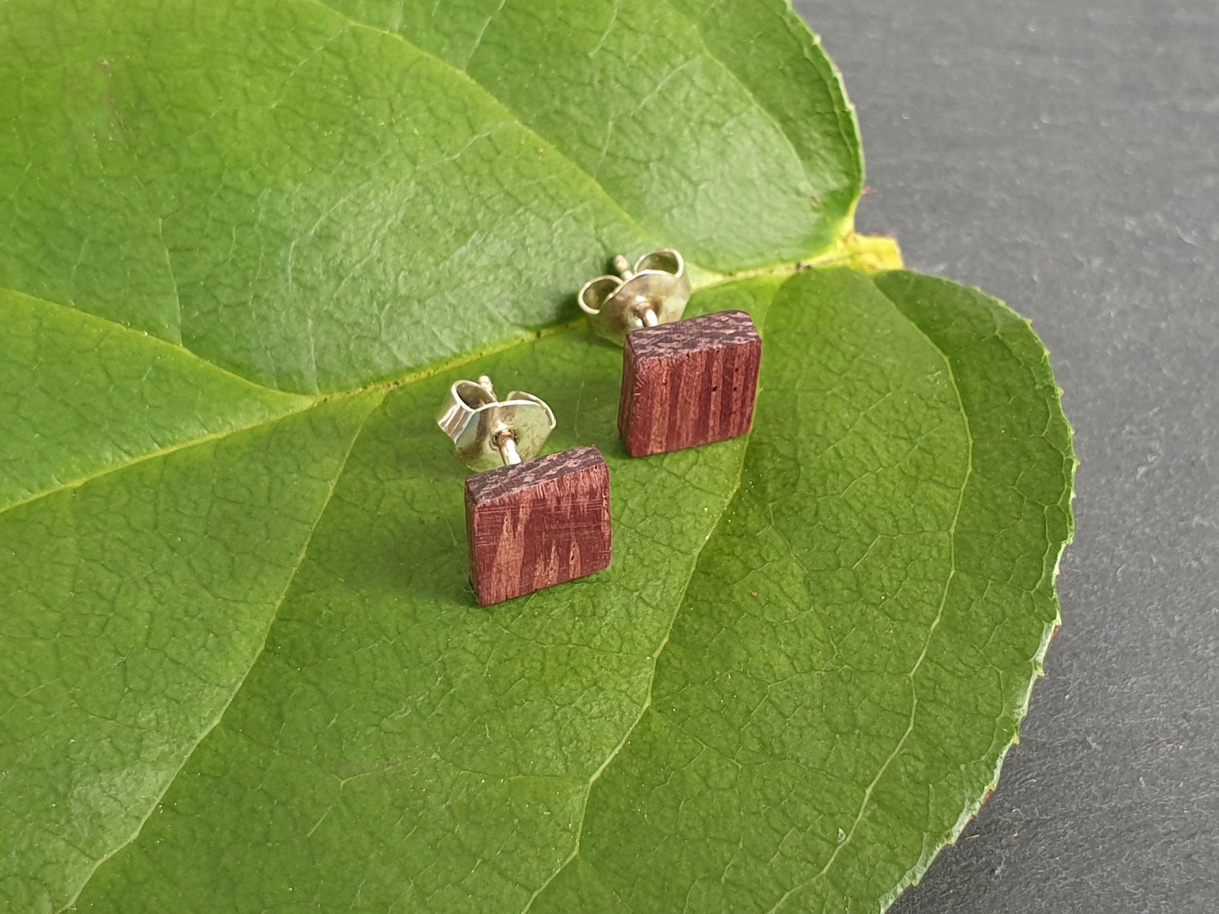 Ohrstecker Amaranth eckig klein