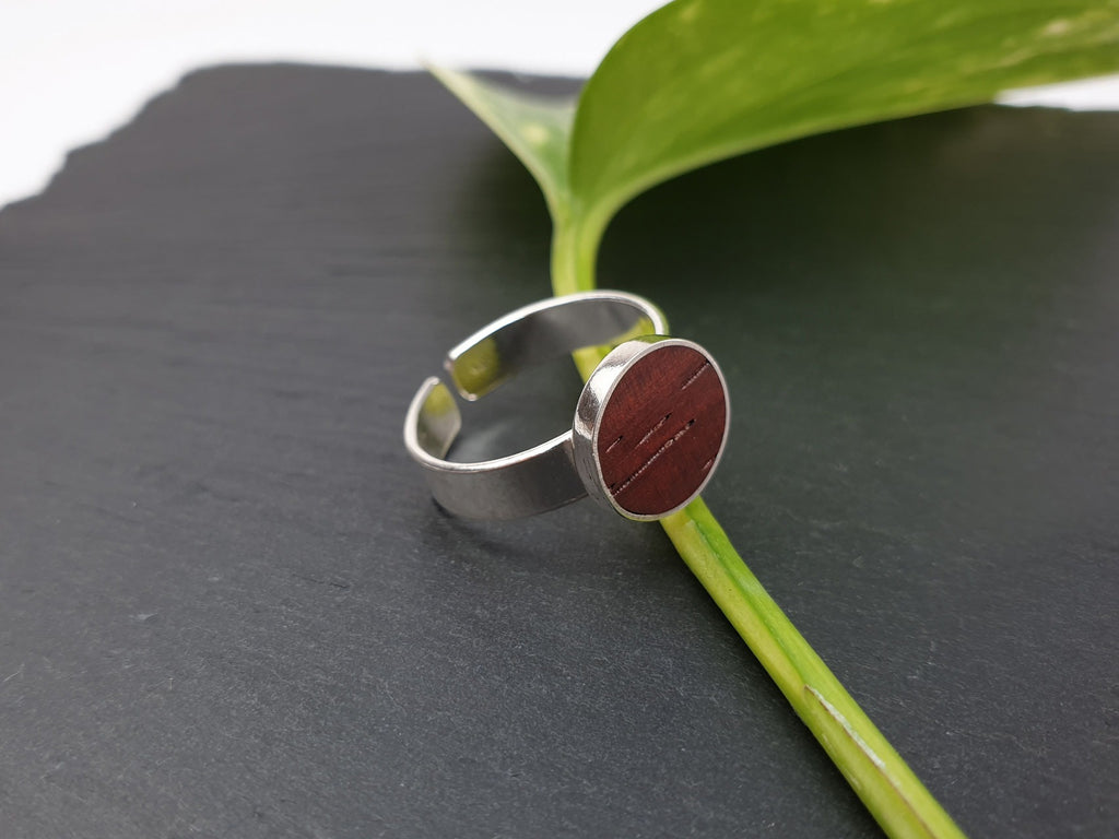 Mittelgroßer Ring mit Padoukholz (größenverstellbar)