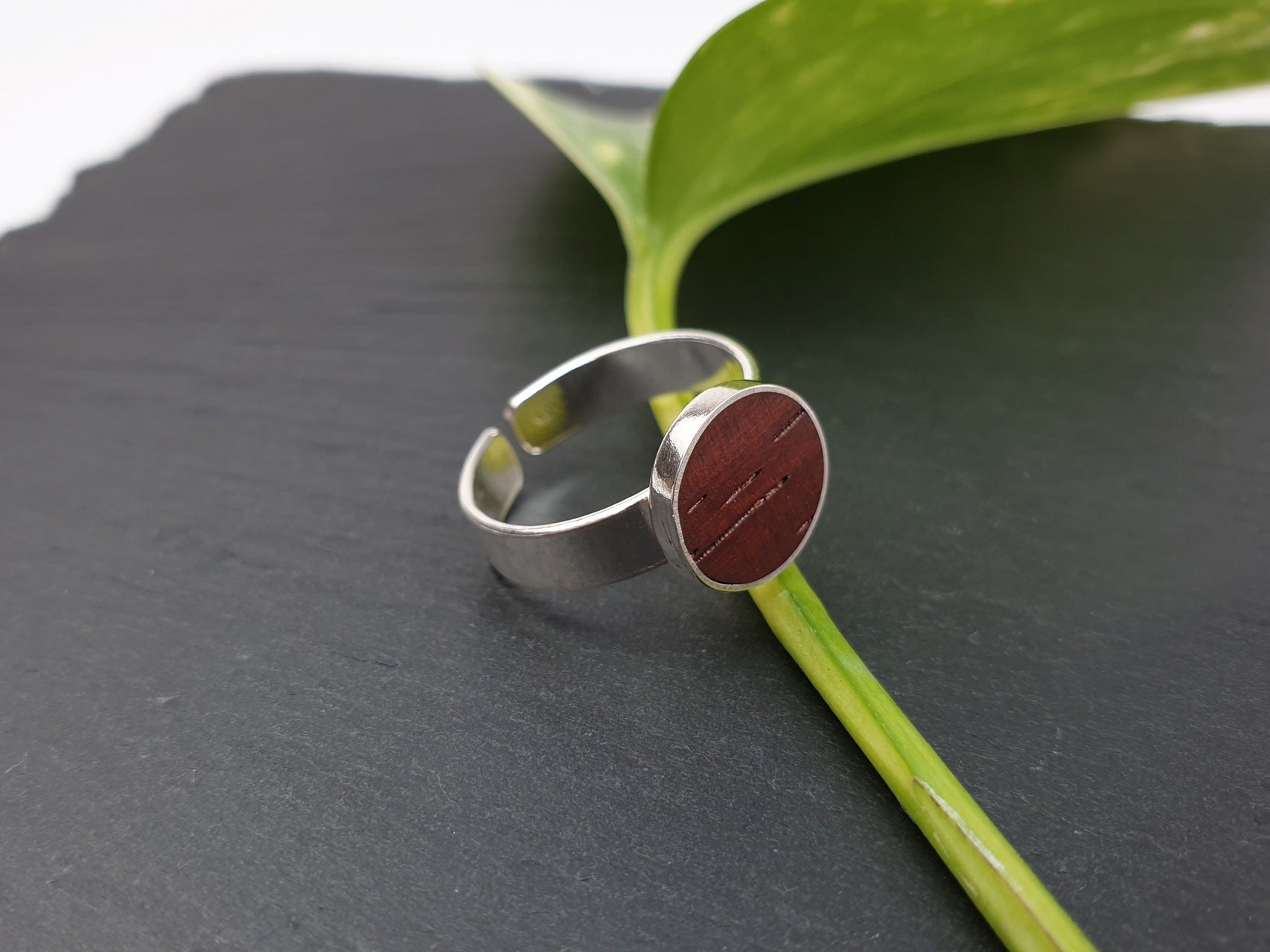 Mittelgroßer Ring mit Padoukholz (größenverstellbar)