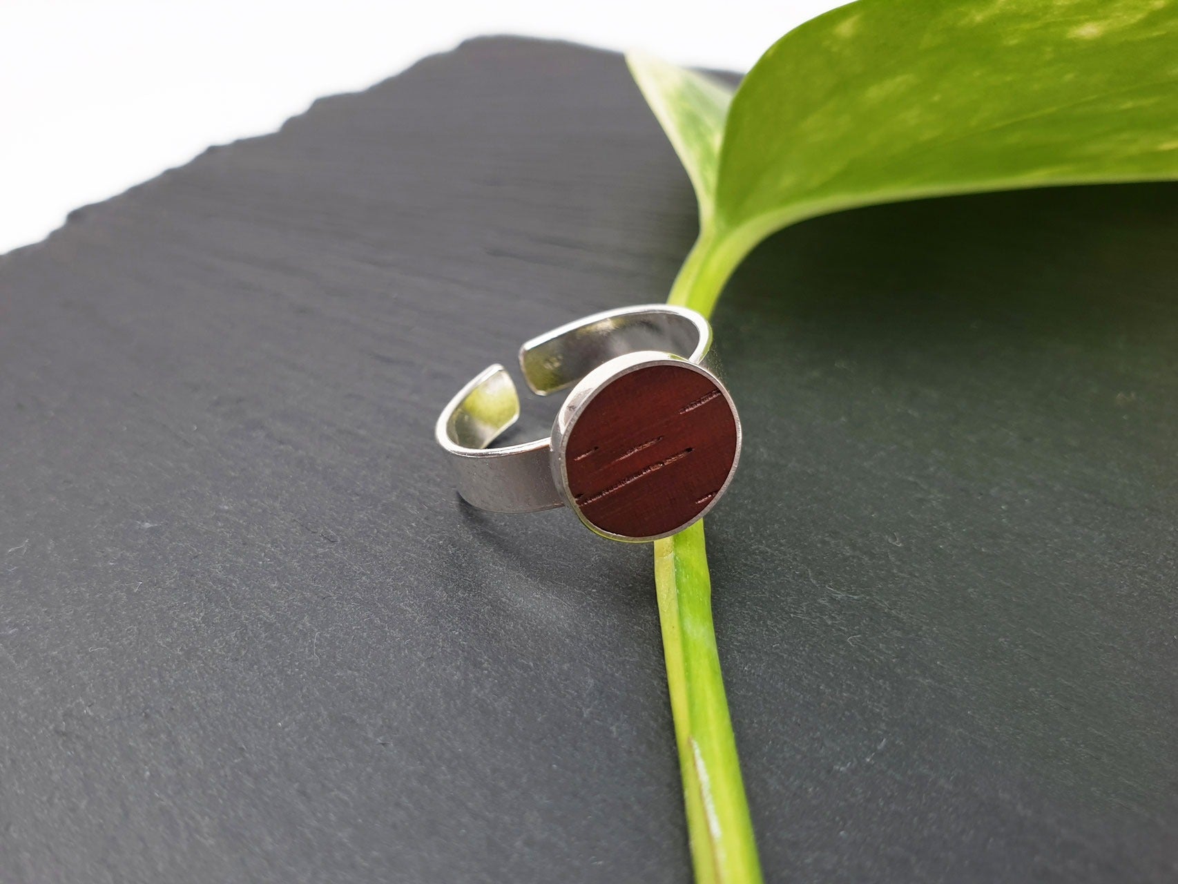 Mittelgroßer Ring mit Padoukholz (größenverstellbar)