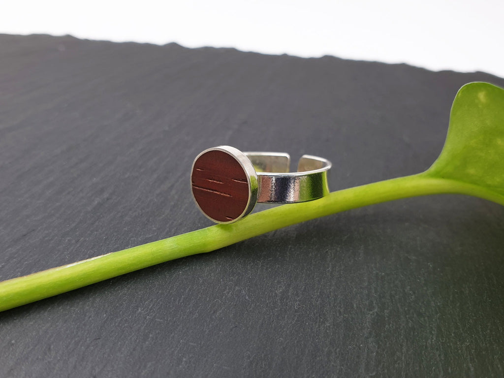 Mittelgroßer Ring mit Padoukholz (größenverstellbar)