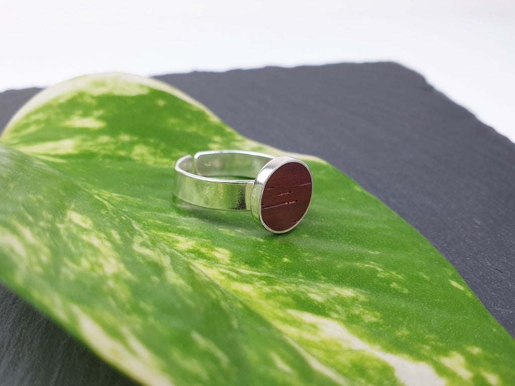 Mittelgroßer Ring mit Padoukholz (größenverstellbar)
