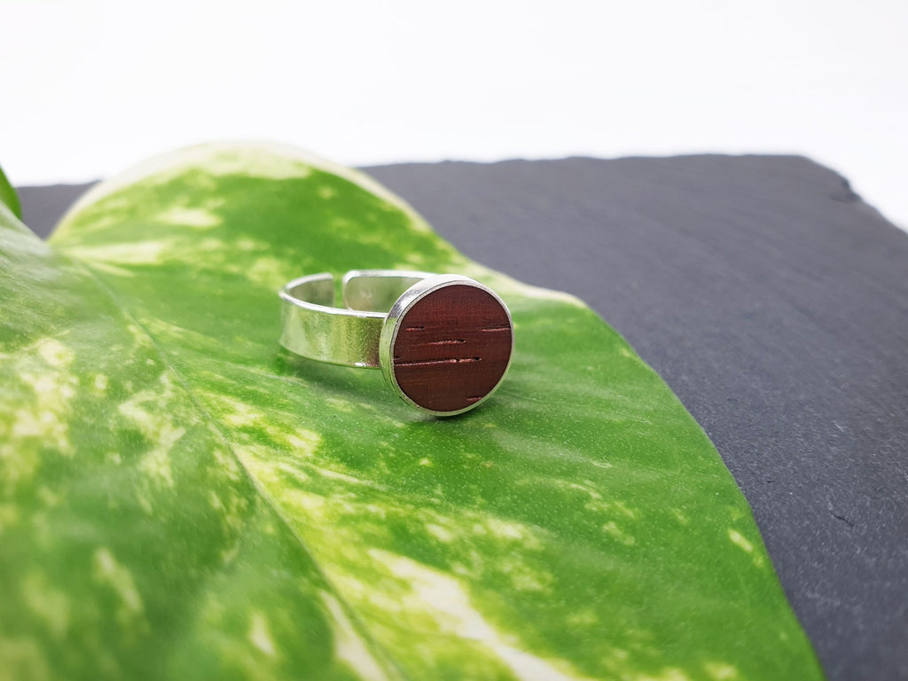 Mittelgroßer Ring mit Padoukholz (größenverstellbar)