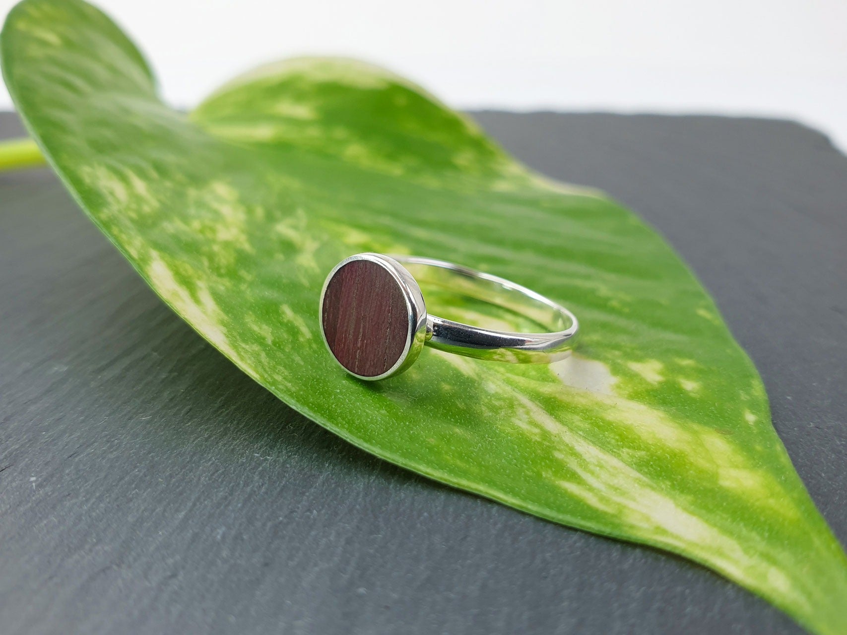 Klassischer Ring mit Amaranthholz