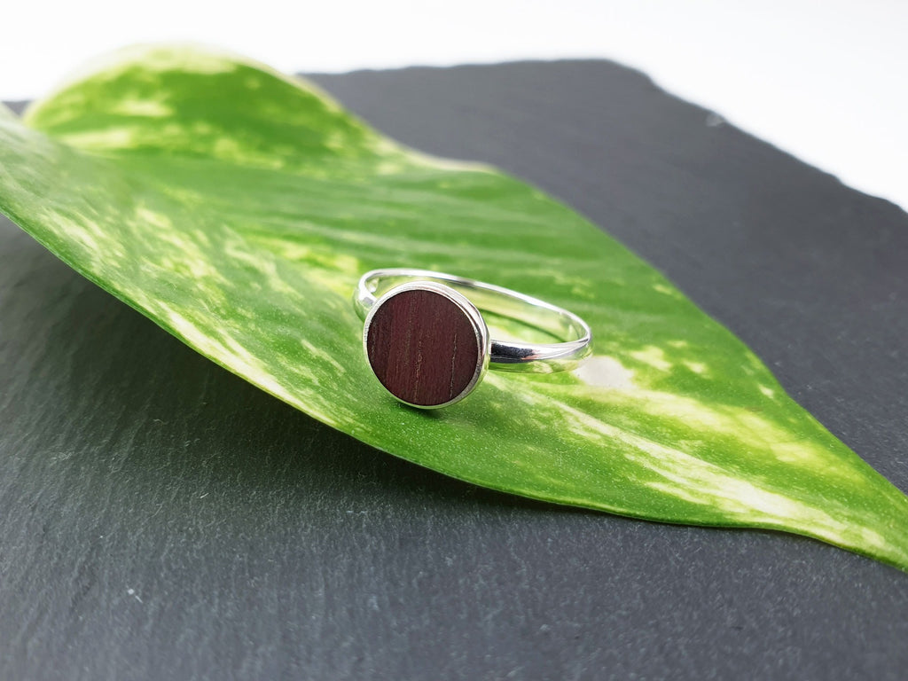 Klassischer Ring mit Amaranthholz