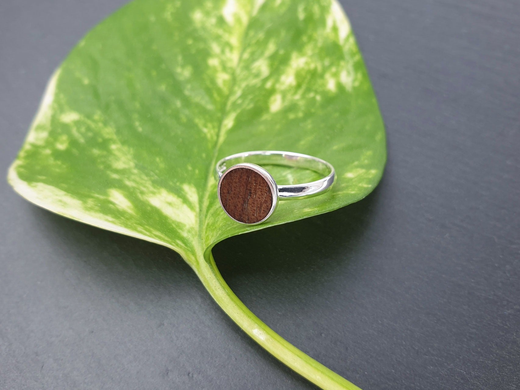 Klassischer Ring mit Walnussholz 6