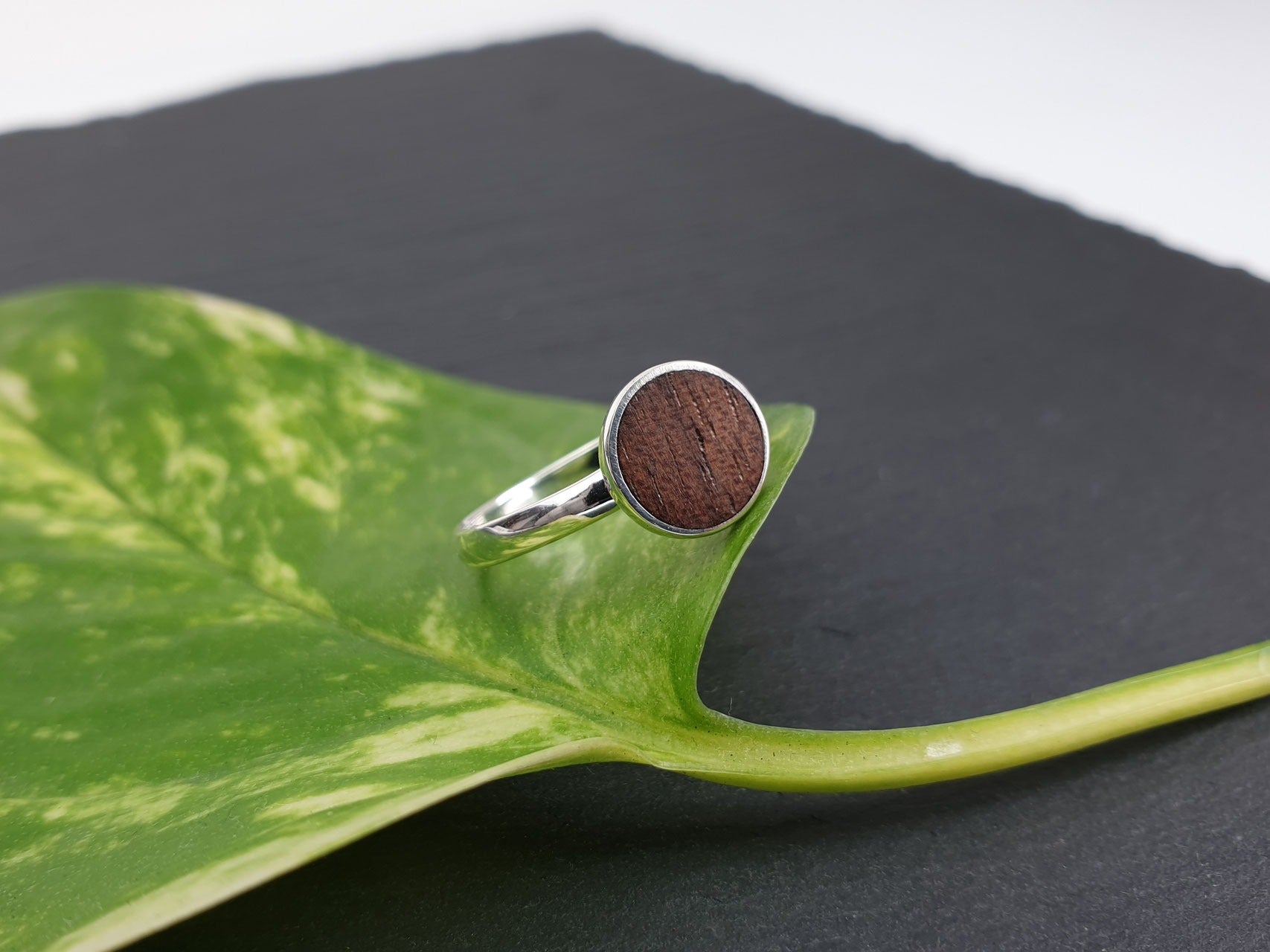 Klassischer Ring mit Walnussholz 6
