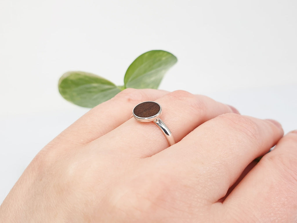 Klassischer Ring mit Walnussholz 6