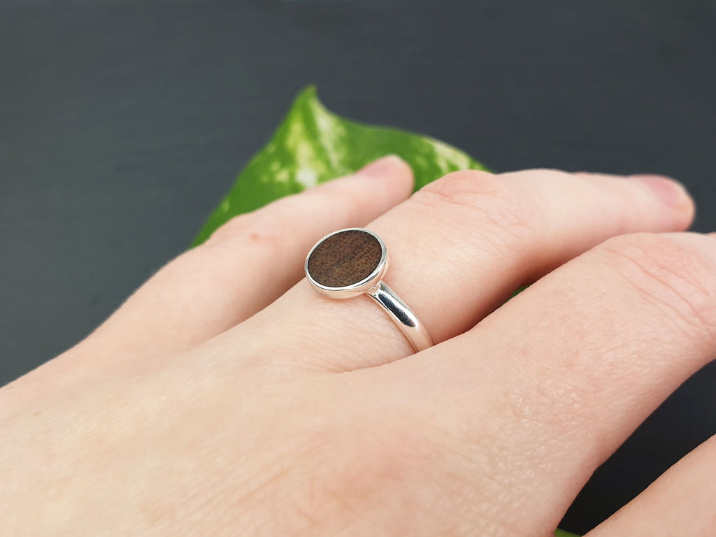 Klassischer Ring mit Walnussholz 6