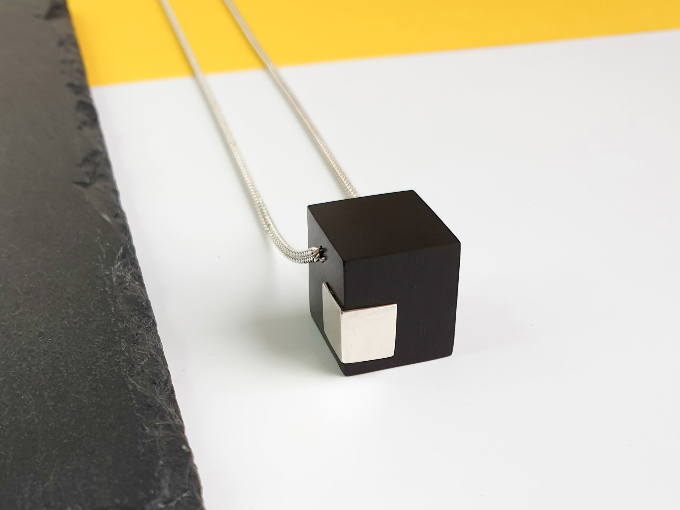 Kette Monochrome Kubus