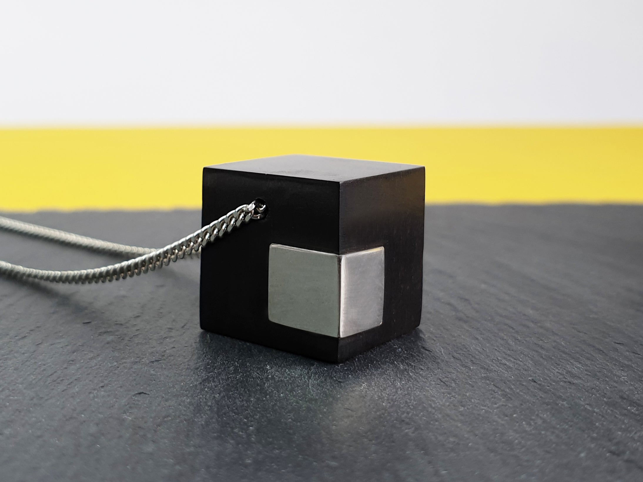 Kette Monochrome Kubus
