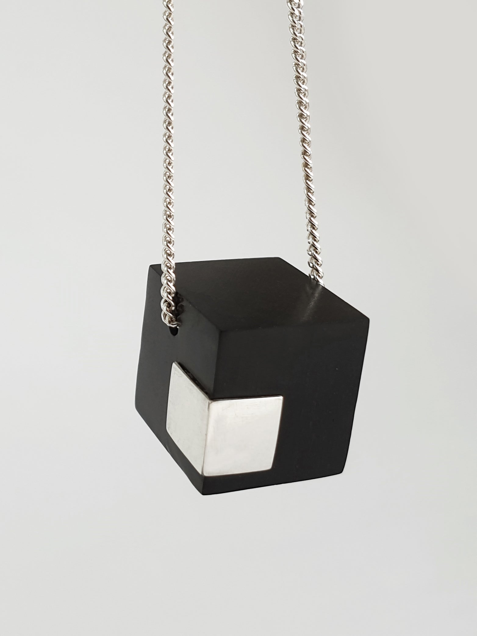 Kette Monochrome Kubus