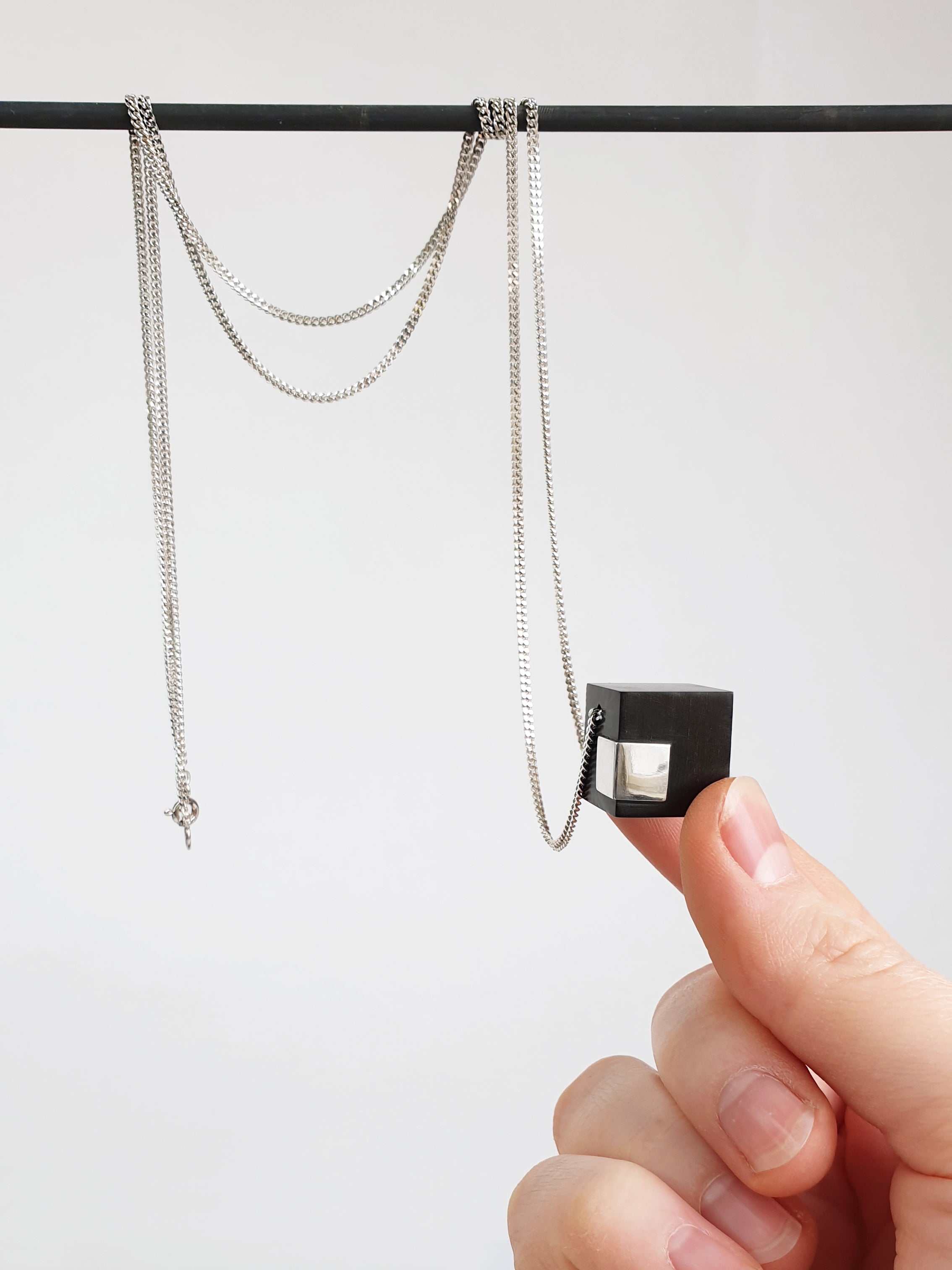 Kette Monochrome Kubus