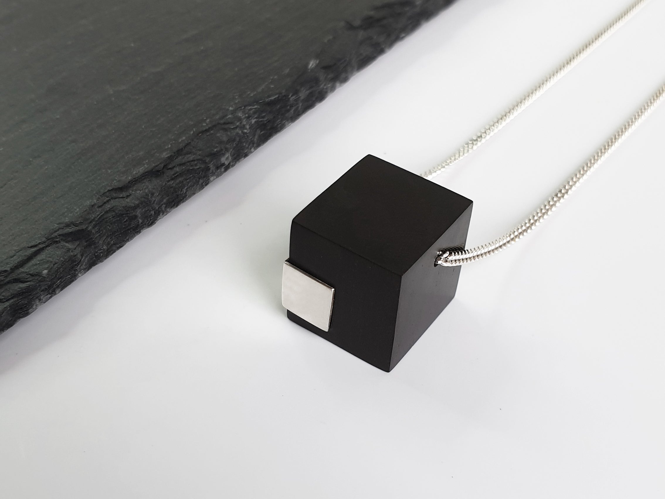 Kette Monochrome Kubus