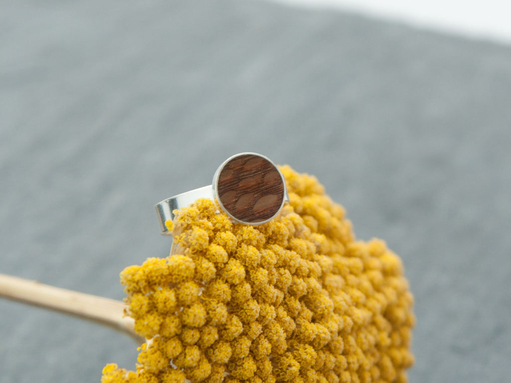 Mittelgroßer Ring mit Perlholz gr.v.
