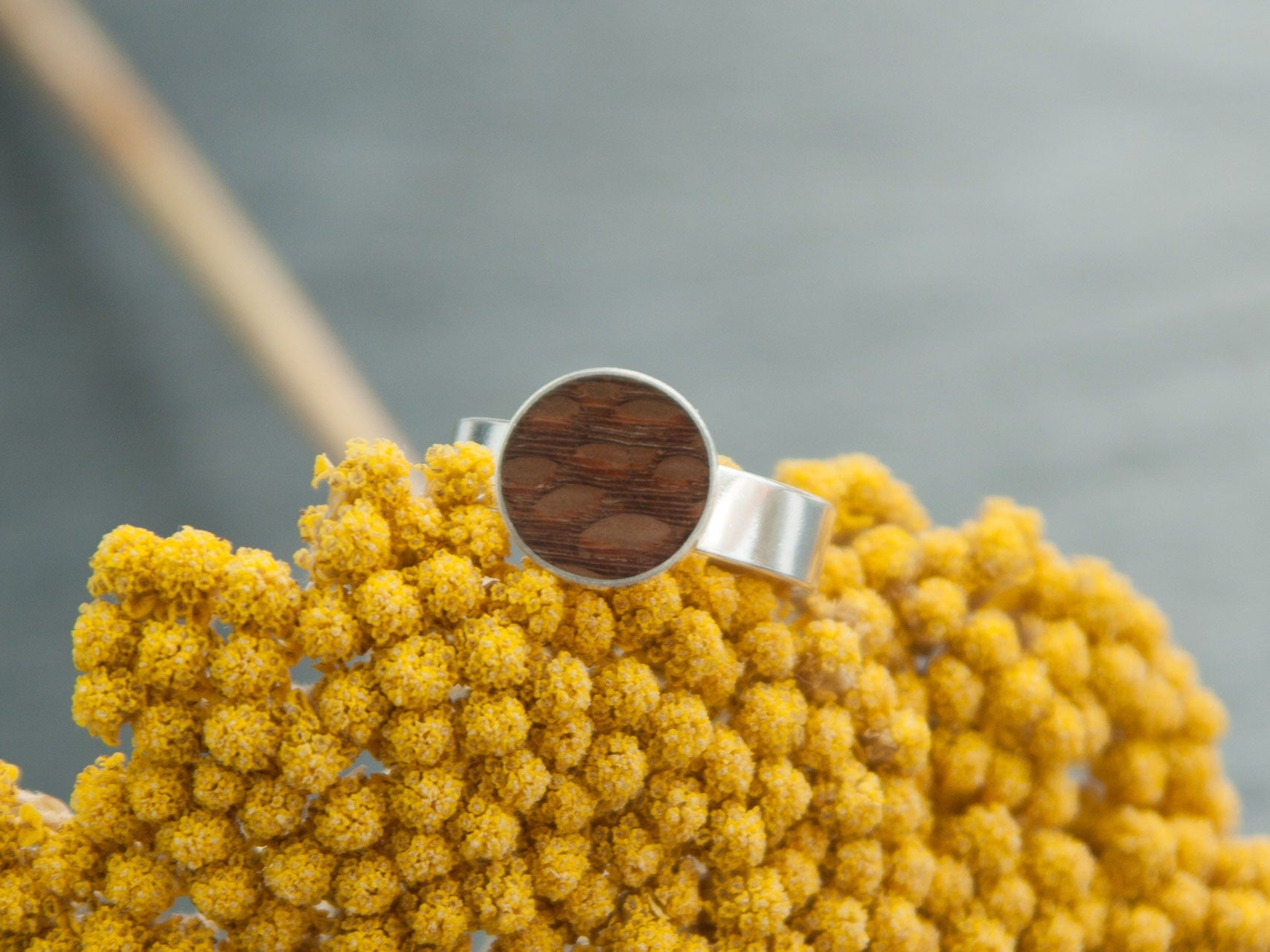 Mittelgroßer Ring mit Perlholz gr.v.