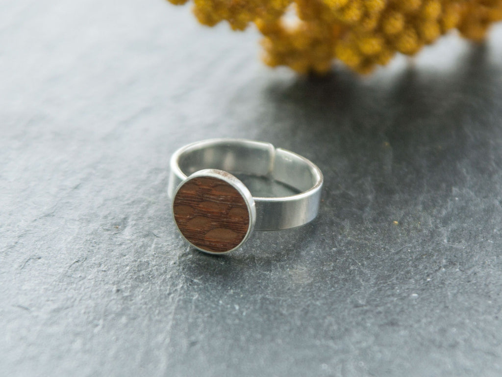 Mittelgroßer Ring mit Perlholz gr.v.