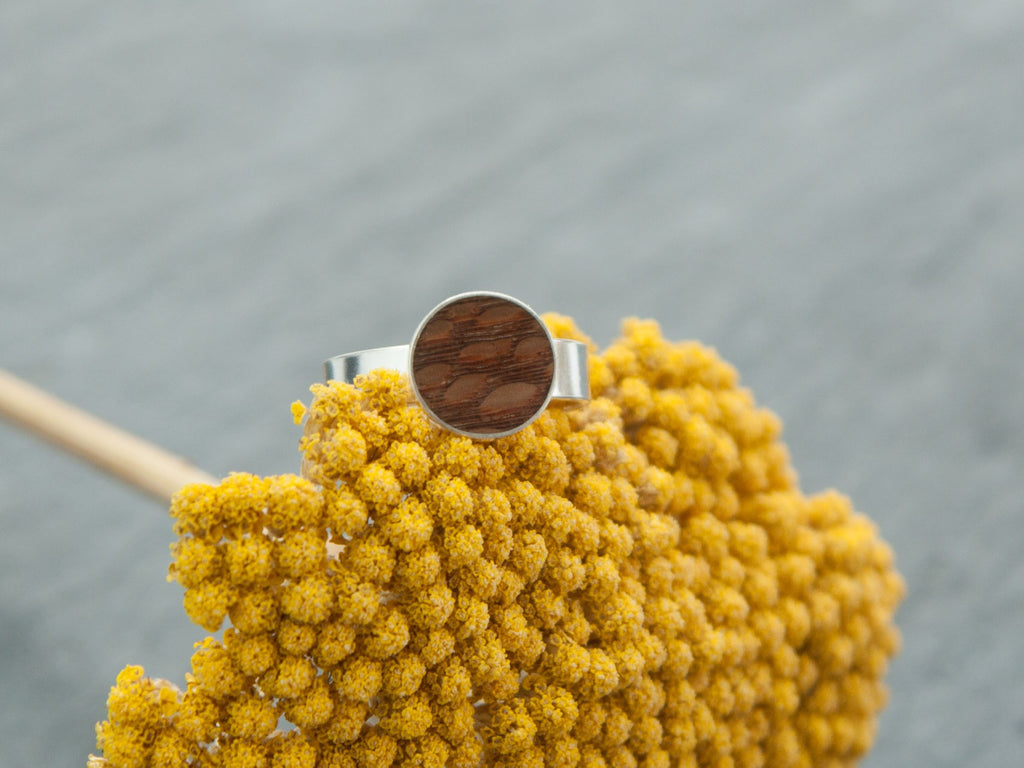 Mittelgroßer Ring mit Perlholz gr.v.